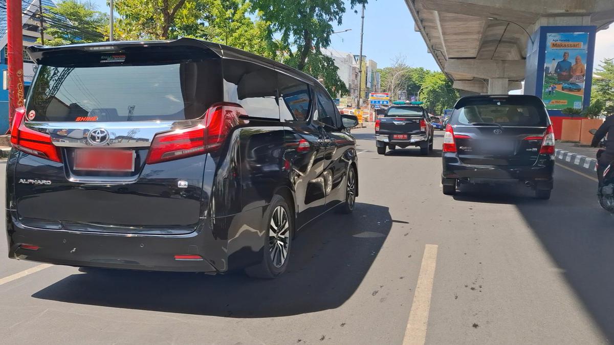 061448400_1760611715-Mobil_Sekprov_Sulsel_Diludahi_Pengguna_Jalan