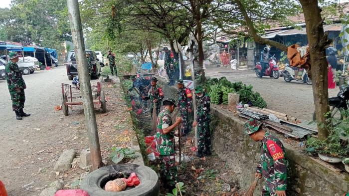 20251016-Anggota-TNI-dari-Kodim-1407Bone-bersihkan-pasar