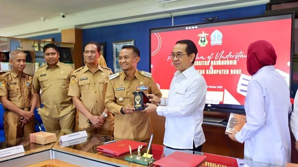 bupati-bone-andi-asman-sulaiman-bersama-rektor-unhas-prof-jamaluddin-jompa-menandatangani-mou-pembangunan-kampus-unhas-di-bone-1761198629555_169
