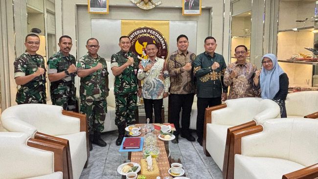 bupati-bone-andi-asman-sulaiman-saat-audiensi-di-kemenhan-1759371414776_169